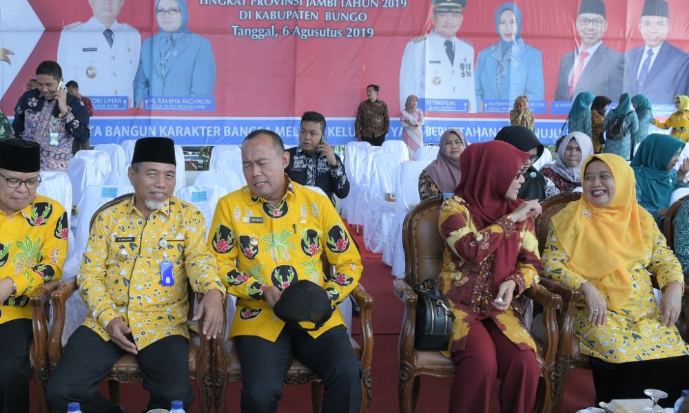 Wabup Merangin H Mashuri bersama Istri dan Bupati Tebo H Sukandar bersama Istri pada puncak peringatan Harganas ke-26 di Muara Bungo Wabup Merangin H Mashuri bersama Istri dan Bupati Tebo H Sukandar bersama Istri pada puncak peringatan Harganas ke 26 di Muara Bungo