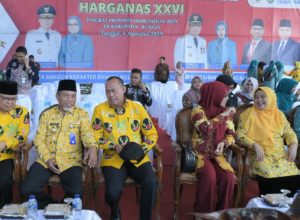 Wabup Merangin H Mashuri bersama Istri dan Bupati Tebo H Sukandar bersama Istri pada puncak peringatan Harganas ke-26 di Muara Bungo Wabup Merangin H Mashuri bersama Istri dan Bupati Tebo H Sukandar bersama Istri pada puncak peringatan Harganas ke 26 di Muara Bungo