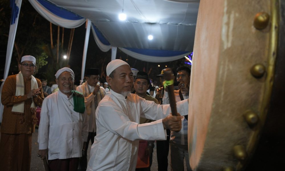 Wabup Merangin H Mashuri didampingi Ketua MUI Merangin H Satar Saleh dan Sekda H Hendri Maidalef memukul beduk Malam Takbiran Idul Adha 1440 H Wabup Merangin H Mashuri didampingi Ketua MUI Merangin H Satar Saleh dan Sekda H Hendri Maidalef memukul beduk Malam Takbiran Idul Adha 1440 H