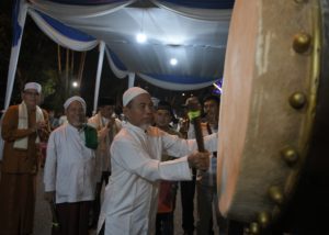 Wabup Merangin H Mashuri didampingi Ketua MUI Merangin H Satar Saleh dan Sekda H Hendri Maidalef memukul beduk Malam Takbiran Idul Adha 1440 H