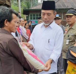 Wabup Merangin H Mashuri ketika memberikan bantuan kepada korban kebakaran di Masurai Wabup Merangin H Mashuri ketika memberikan bantuan kepada korban kebakaran di Masurai