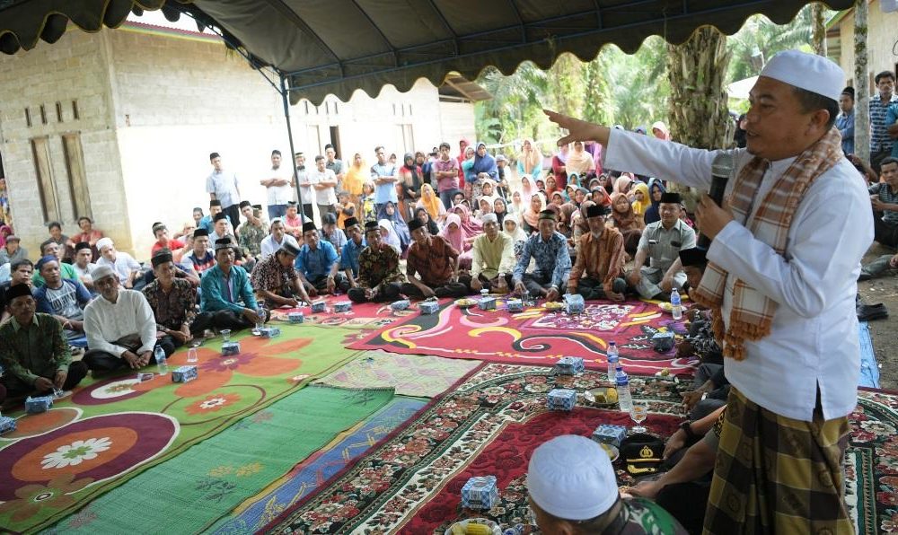 Bupati Merangin H Al Haris ketika memberi pengarahan pada pertemuan dengan warga Batang Kibul terkait tapal batas desa