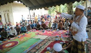 Bupati Merangin H Al Haris ketika memberi pengarahan pada pertemuan dengan warga Batang Kibul terkait tapal batas desa Bupati Merangin H Al Haris ketika memberi pengarahan pada pertemuan dengan warga Batang Kibul terkait tapal batas desa