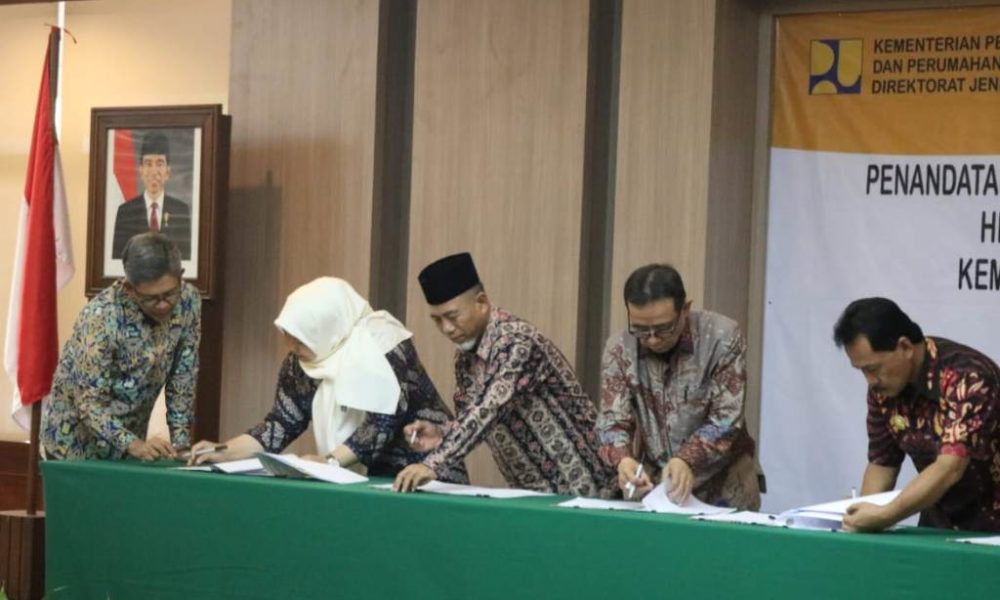Wabup Merangin H Mashuri tengah saat meneken MoU