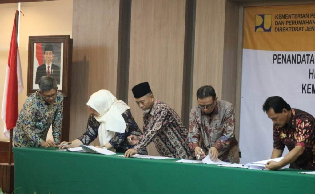 Wabup Merangin H Mashuri (tengah) saat meneken MoU Wabup Merangin H Mashuri tengah saat meneken MoU