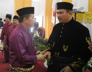 Bupati Merangin H Al Haris berjabat tangan mengucapkan selamat kepada Bupati Bungo H Mashuri atas HUT Bungo ke-54 Bupati Merangin H Al Haris berjabat tangan mengucapkan selamat kepada Bupati Bungo H Mashuri atas HUT Bungo ke 54