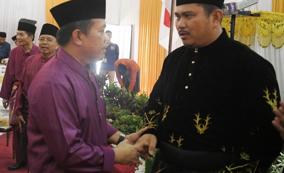 Bupati Merangin H Al Haris berjabat tangan mengucapkan selamat kepada Bupati Bungo H Mashuri atas HUT Bungo ke-54 Bupati Merangin H Al Haris berjabat tangan mengucapkan selamat kepada Bupati Bungo H Mashuri atas HUT Bungo ke 54