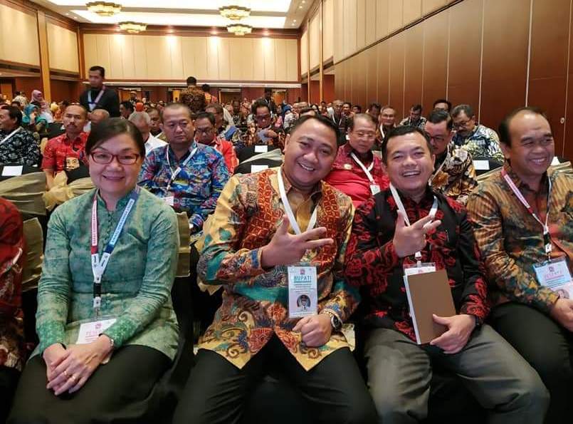 Bupati Merangin H Al Haris bersama H Agung Ilmu Mangkunegara Bupati Lampung Utara ketika mengikuti jalannya acara