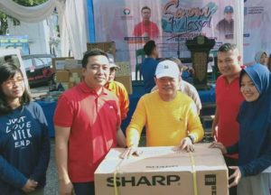 Bupati Merangin H Al Haris didampingi Kepala Ombudsman Jambi Jafar Ahmad memberikan doorprize mesin cuci kepada pemenang Bupati Merangin H Al Haris didampingi Kepala Ombudsman Jambi Jafar Ahmad memberikan doorprize mesin cuci kepada pemenang