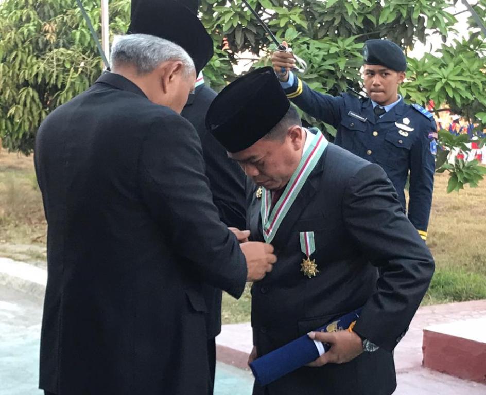 Bupati Merangin H Al Haris ketika menerima penghargaan Bupati Merangin H Al Haris ketika menerima penghargaan