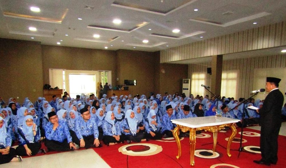 Bupati Merangin H Al Haris ketika menyampaikan sambutan, mempersilahkan pejabat yang baru dilantik duduk Bupati Merangin H Al Haris ketika menyampaikan sambutan mempersilahkan pejabat yang baru dilantik duduk