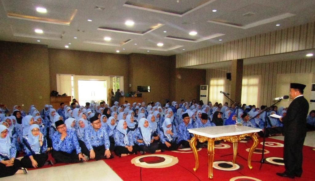 Bupati Merangin H Al Haris ketika menyampaikan sambutan, mempersilahkan pejabat yang baru dilantik duduk Bupati Merangin H Al Haris ketika menyampaikan sambutan mempersilahkan pejabat yang baru dilantik duduk