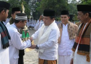 Bupati Merangin H Al Haris memberikan hadiah kepada pemenang lomba peringatan hari santri nasional usai menjadi inspektur upacara hari santri di Kemenag Merangin Bupati Merangin H Al Haris memberikan hadiah kepada pemenang lomba peringatan hari santri nasional usai menjadi inspektur upacara hari santri di Kemenag Merangin
