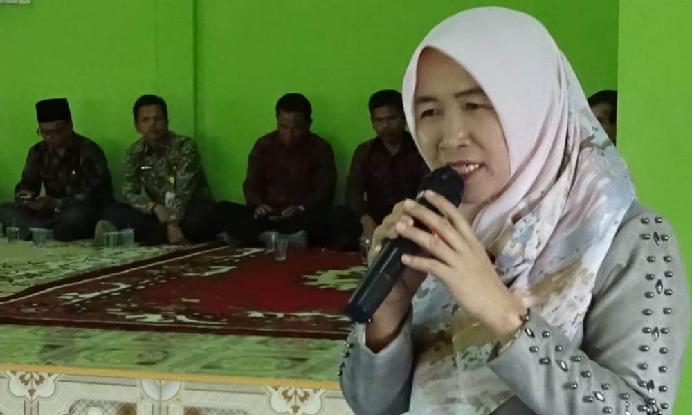 Ketua TP PKK Merangin Hj Hesti Haris ketika sosialisasi pentingnya bahaya stunting diketahui masyarakat