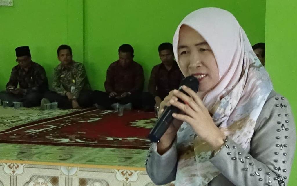 Ketua TP PKK Merangin Hj Hesti Haris ketika sosialisasi pentingnya bahaya stunting diketahui masyarakat Ketua TP PKK Merangin Hj Hesti Haris ketika sosialisasi pentingnya bahaya stunting diketahui masyarakat