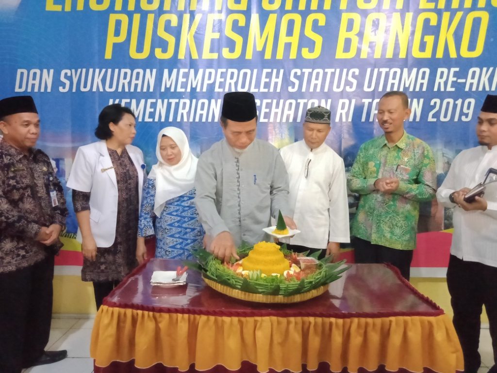 Wabup Merangin H Mashuri memotong tumpeng syukuran Puskesmas Bangko terakreditasi Utama Wabup Merangin H Mashuri memotong tumpeng syukuran Puskesmas Bangko terakreditasi Utama