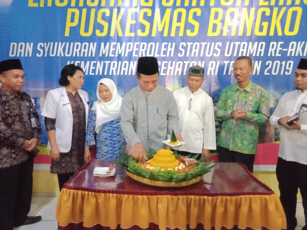 Wabup Merangin H Mashuri memotong tumpeng syukuran Puskesmas Bangko terakreditasi Utama Wabup Launching Puskesmas Bangko Santun Lansia