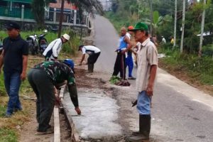 Warga Rt 11 Desa Sungai Ulang mengecor badan jalan secara swadaya untuk merebut Piala Adipura Warga Rt 11 Desa Sungai Ulang mengecor badan jalan secara swadaya untuk merebut Piala Adipura