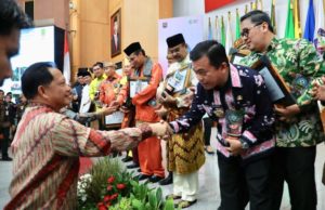 Bupati Merangin H Al Haris ketika menerima penghargaan dari Mendagri Bupati Merangin H Al Haris ketika menerima penghargaan dari Mendagri