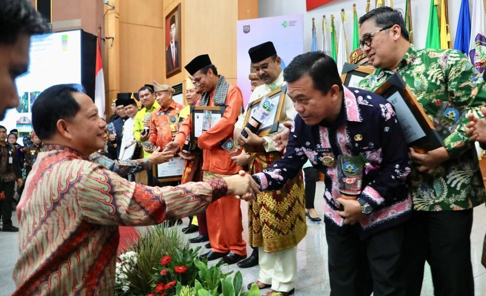 Bupati Merangin H Al Haris ketika menerima penghargaan dari Mendagri