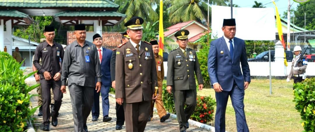 Hari Pahlawan, Bupati Tebo Ziarah Makam Pahlawan