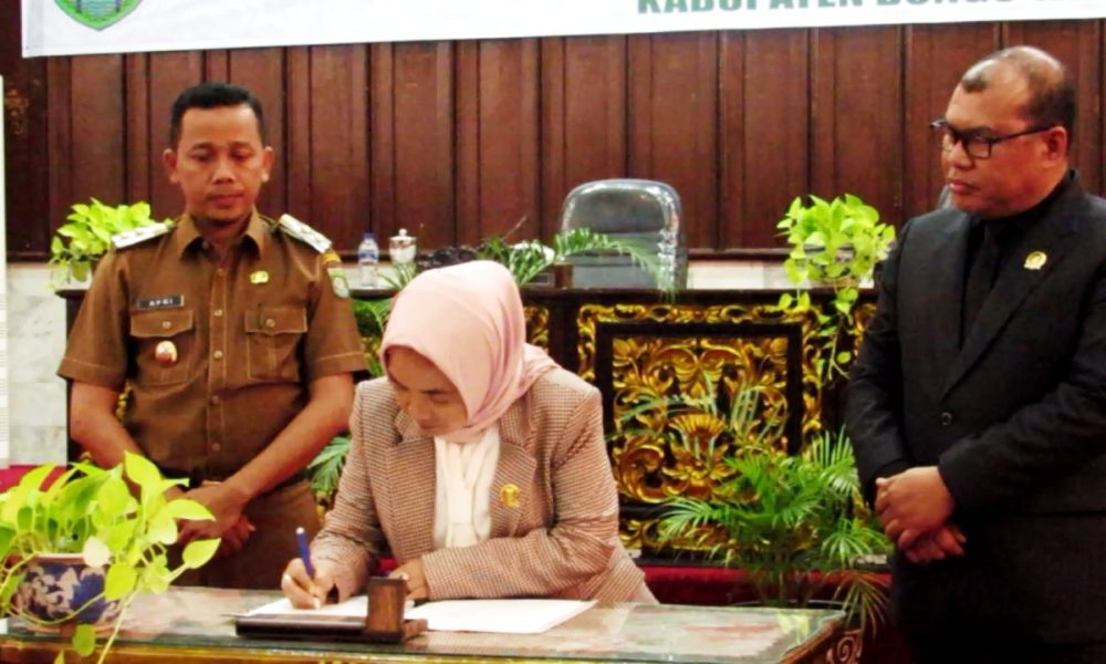 MASUKAN PENANDATANGAN OLEH DPR DAN WAKIL BUPATI BUNGO.MP4 snapshot 00.24 2019.11.13 14.22.37