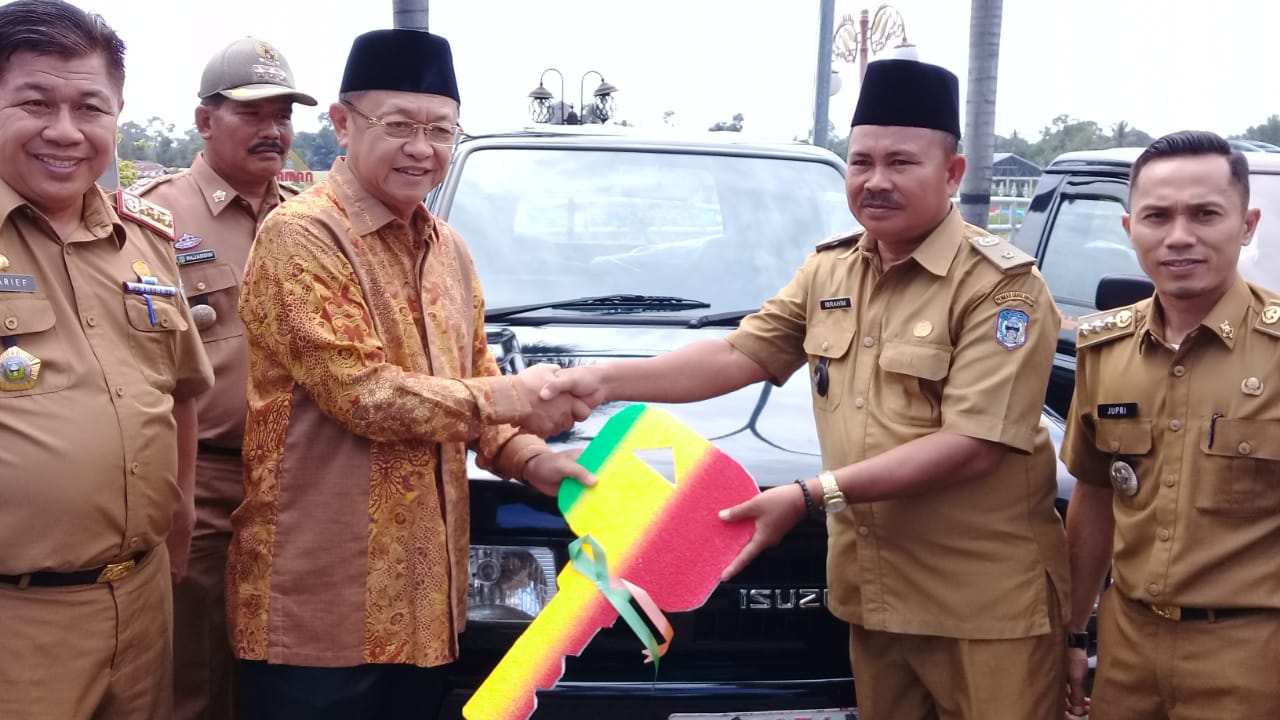 WhatsApp Image 2019-11-25 at 19.51.28 Bupati Cek Endra Serahkan Mobil untuk Bumdes