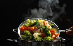 Rebus atau Kukus, Mana Cara Memasak yang Lebih Sehat?