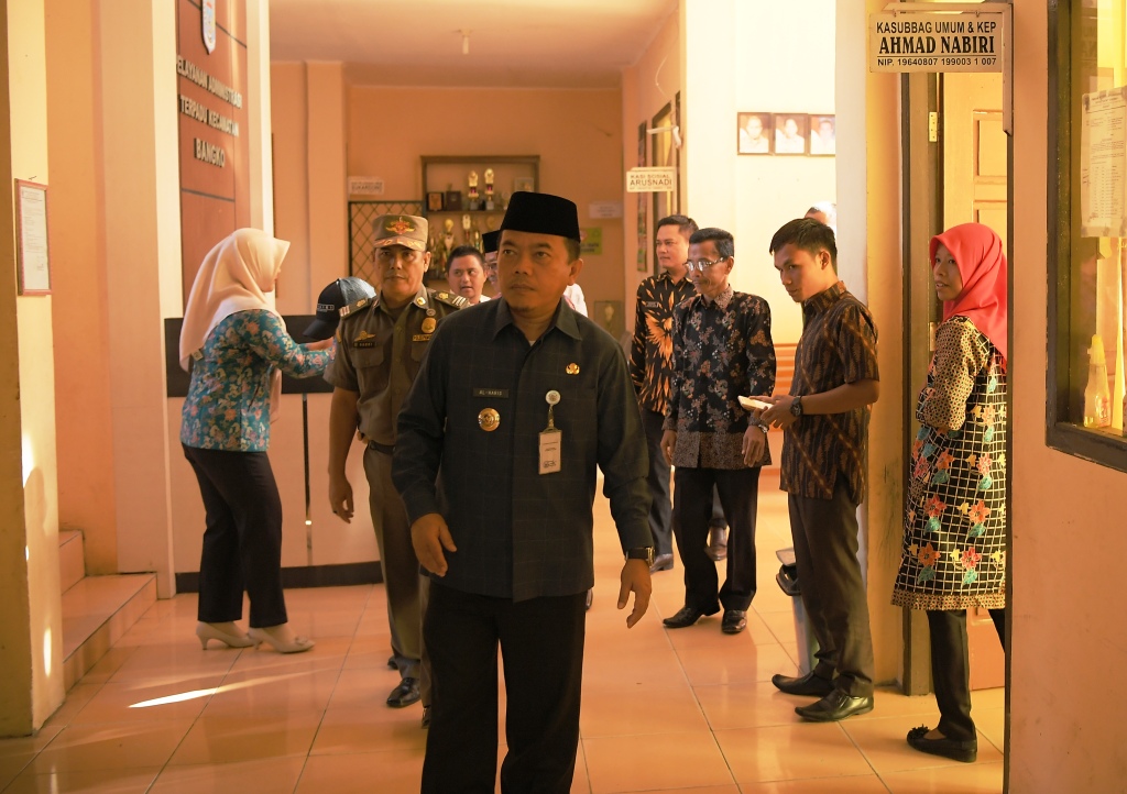 Bupati Marangin H Al Haris ketika sidak ke Kantor Camat Bangko Bupati Marangin H Al Haris ketika sidak ke Kantor Camat Bangko