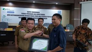 Bupati Merangin Meyerahkan piagam penghargaan BPJS Ketenagakerjaan ke salah satu Kontraktor Bupati Merangin Meyerahkan piagam penghargaan BPJS Ketenagakerjaan ke salah satu Kontraktor