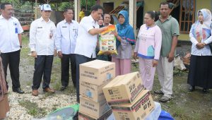 Bupati Merangin melalui Asisten II Setda Merangin Mardansyah Saidi menyalurkan bantuan untuk korban kebakaran di Dusun Bangko Bupati Merangin melalui Asisten II Setda Merangin Mardansyah Saidi menyalurkan bantuan untuk korban kebakaran di Dusun Bangko