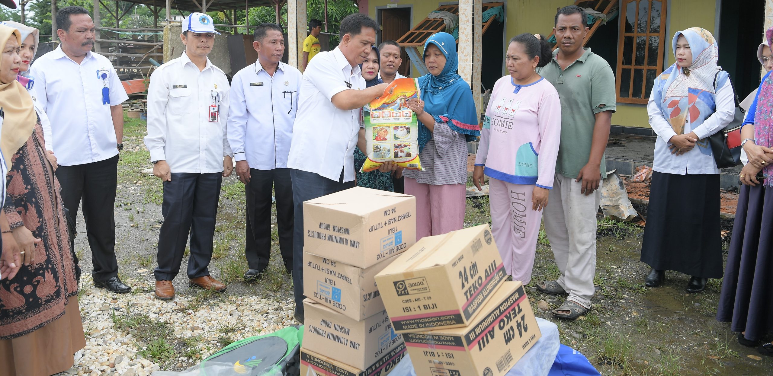 Bupati Merangin melalui Asisten II Setda Merangin Mardansyah Saidi menyalurkan bantuan untuk korban kebakaran di Dusun Bangko scaled