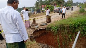 Wabup Memantau Gorong-gorong yang ambles tergerus air di Desa Sungai Sahut Kecamatan Tabir Selatan Wabup Memantau Gorong gorong yang ambles tergerus air di Desa Sungai Sahut Kecamatan Tabir Selatan