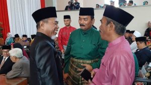 Wabup Merangin H Mashuri ketika berbincang-bincang dengan Wabup Tebo H Syahlan dan Wabup Tanjabbar H Amir Sakib Wabup Merangin H Mashuri ketika berbincang bincang dengan Wabup Tebo H Syahlan dan Wabup Tanjabbar H Amir Sakib