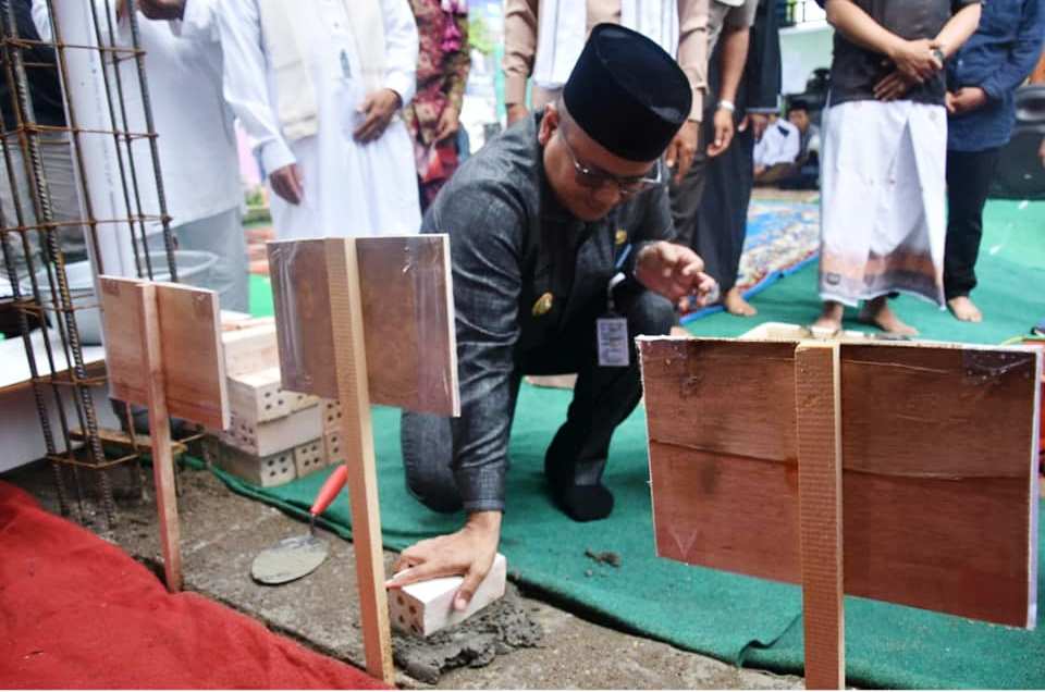 Maulana Letakkan Batu Pertama Masjid: Semoga Bisa Bermanfaat Bagi Masyarakat