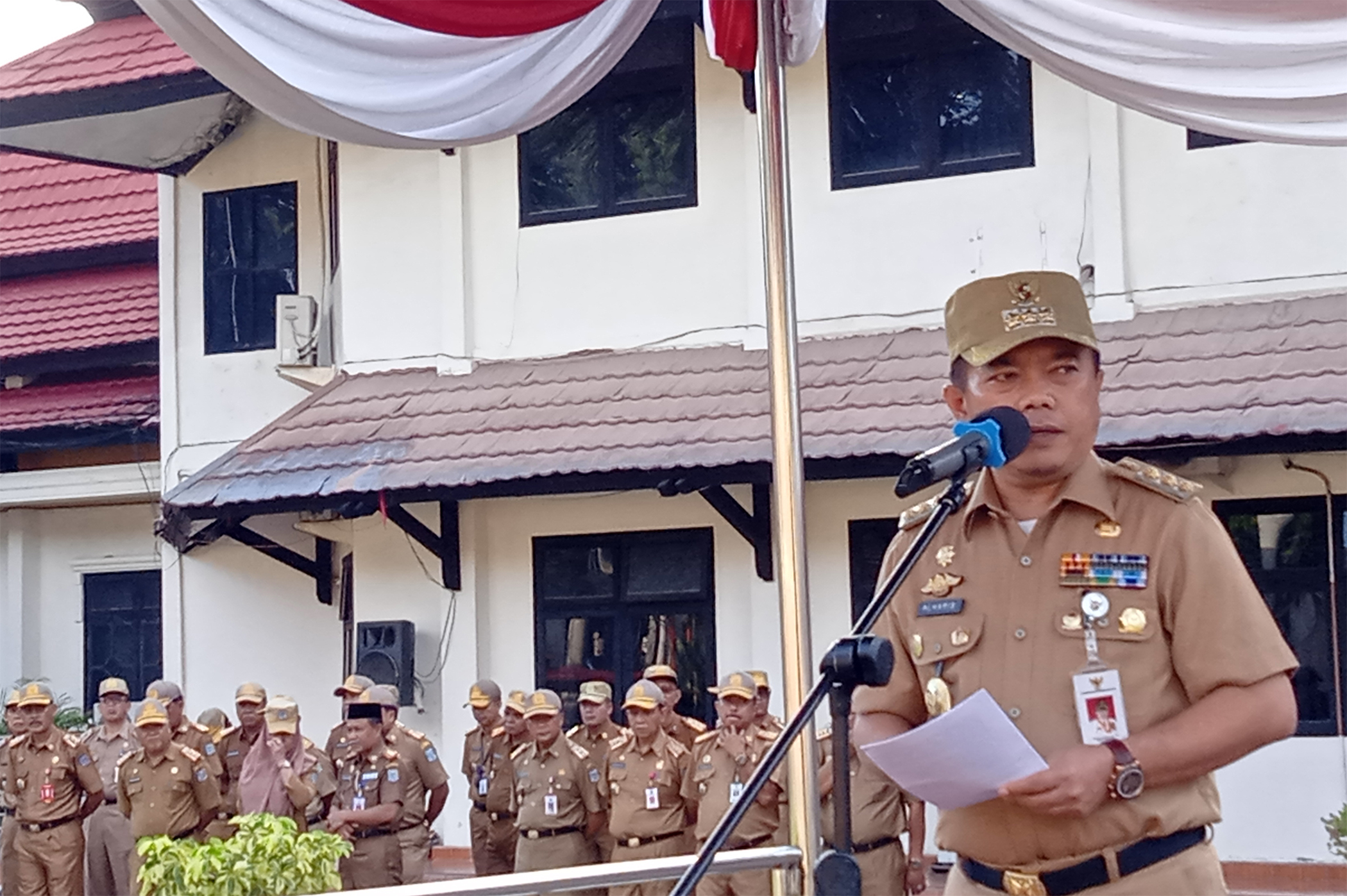 Bupati Merangin H Al Haris ketika memberi pengarahan pada upacara kedisiplinan