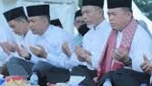 Bupati Merangin H Al Haris besama Wabup H Mashuiri doa bersama pada kegiatan keagamaan Bupati Merangin H Al Haris besama Wabup H Mashuiri doa bersama pada kegiatan keagamaan