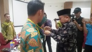 Bupati Merangin H Al Haris menyematkan tanda peserta Bupati Merangin H Al Haris menyematkan tanda peserta