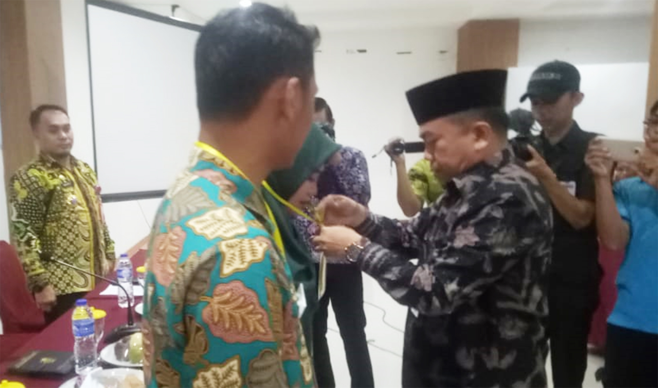 Bupati Merangin H Al Haris menyematkan tanda peserta