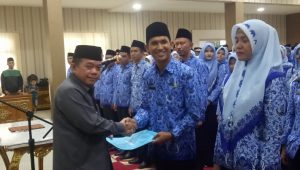 Bupati Merangin H Al Haris menyerahkan SK PNS kepada ratusan CPNS Merangin 2020 Bupati Merangin H Al Haris menyerahkan SK PNS kepada ratusan CPNS Merangin 2020