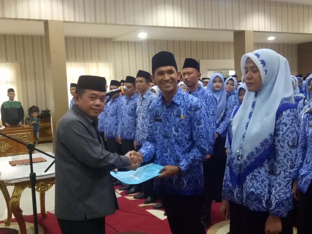 Bupati Merangin H Al Haris menyerahkan SK PNS kepada ratusan CPNS Merangin 2020 Bupati Merangin H Al Haris menyerahkan SK PNS kepada ratusan CPNS Merangin 2020