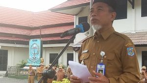 Wabup Merangin H Mashuri ketika mengabil apel kedisiplinan Wabup Merangin H Mashuri ketika mengabil apel kedisiplinan