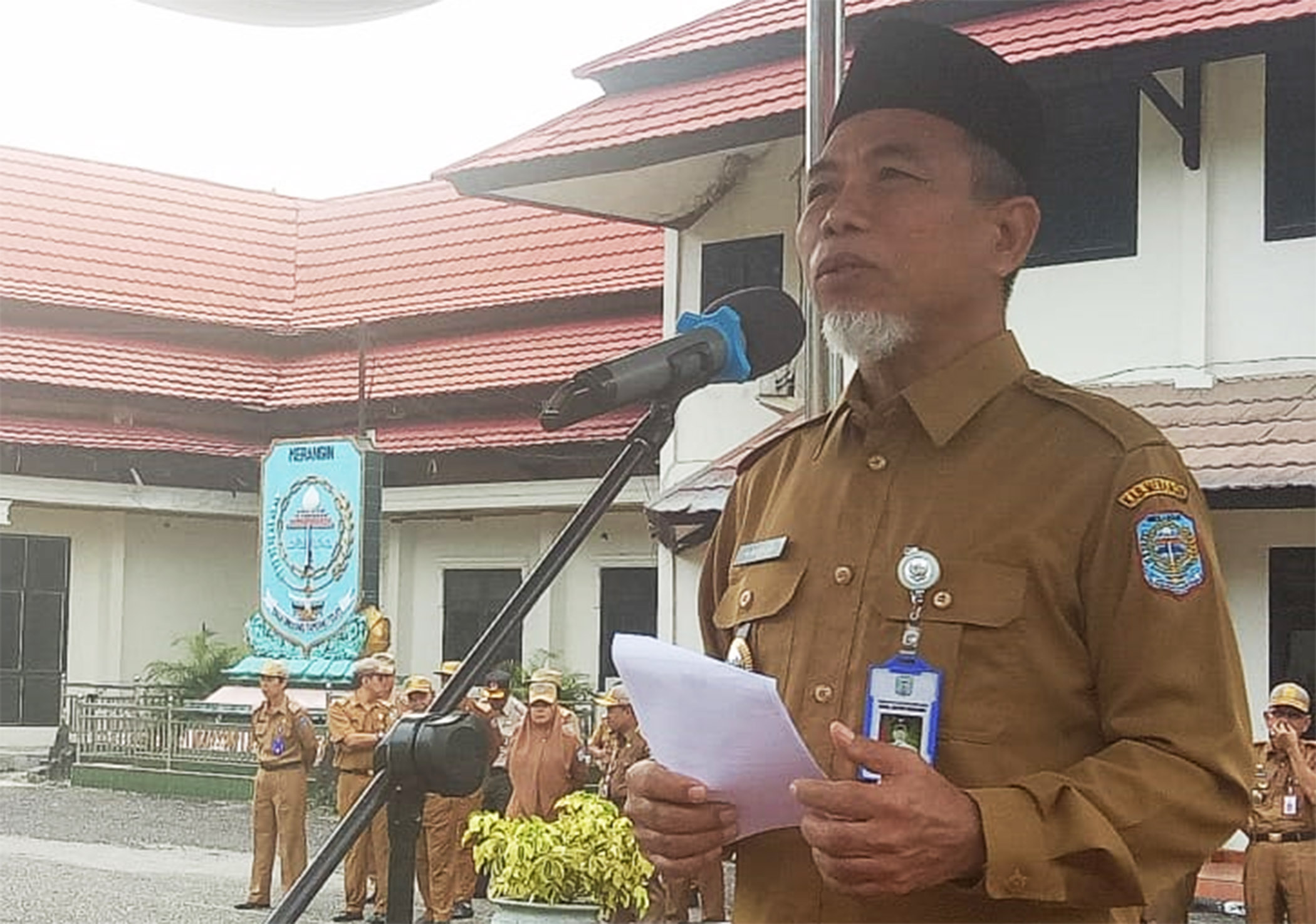 Wabup Merangin H Mashuri ketika mengabil apel kedisiplinan