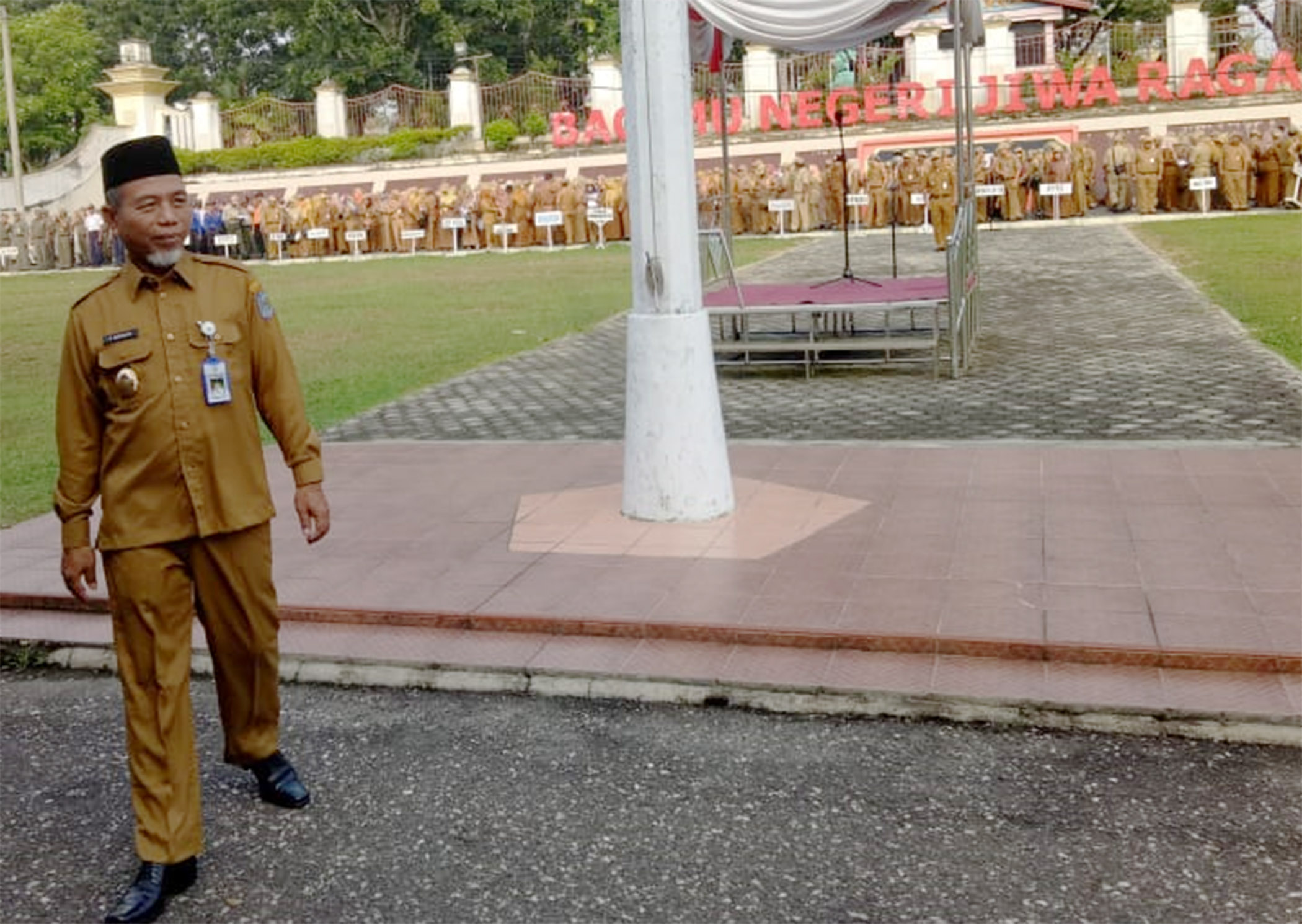 Wabup Merangin H Mashuri usai mengambil apel kedisiplinan Senin 02 Maret 2020 di halaman depan kantor bupati Merangin Wabup Merangin H Mashuri usai mengambil apel kedisiplinan Senin 02 Maret 2020 di halaman depan kantor bupati Merangin