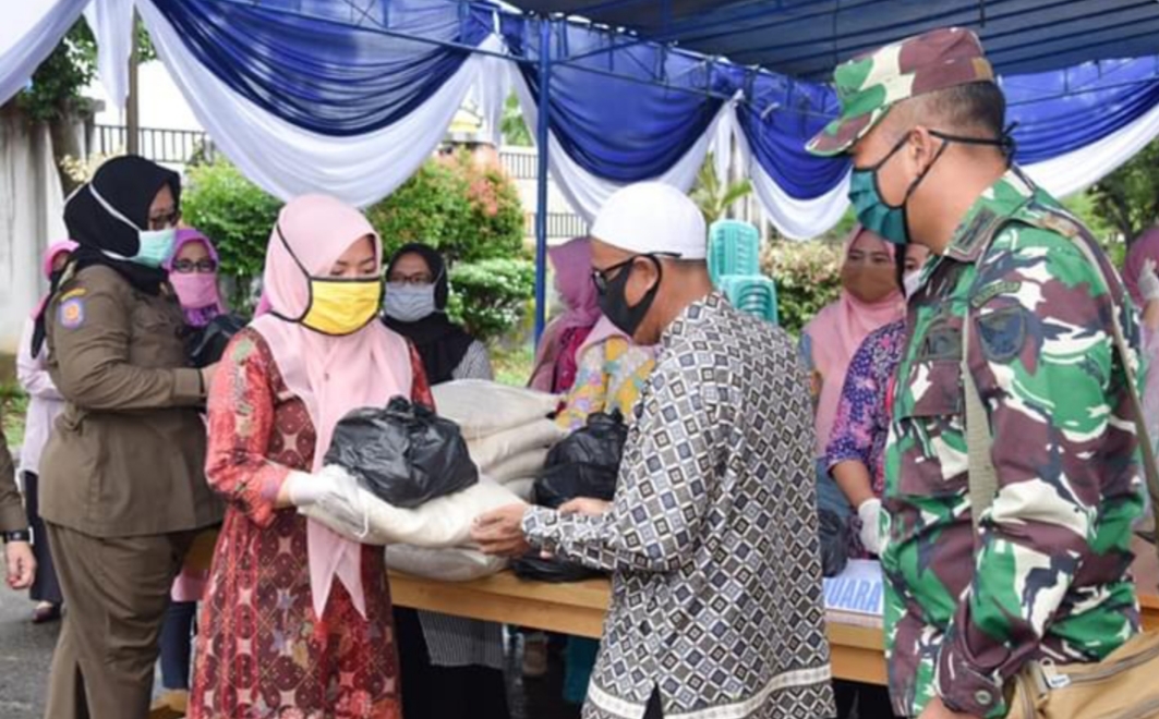 Ketua TP-PKK Hj Yunninta Asmara Bagikan Ratusan Sembako