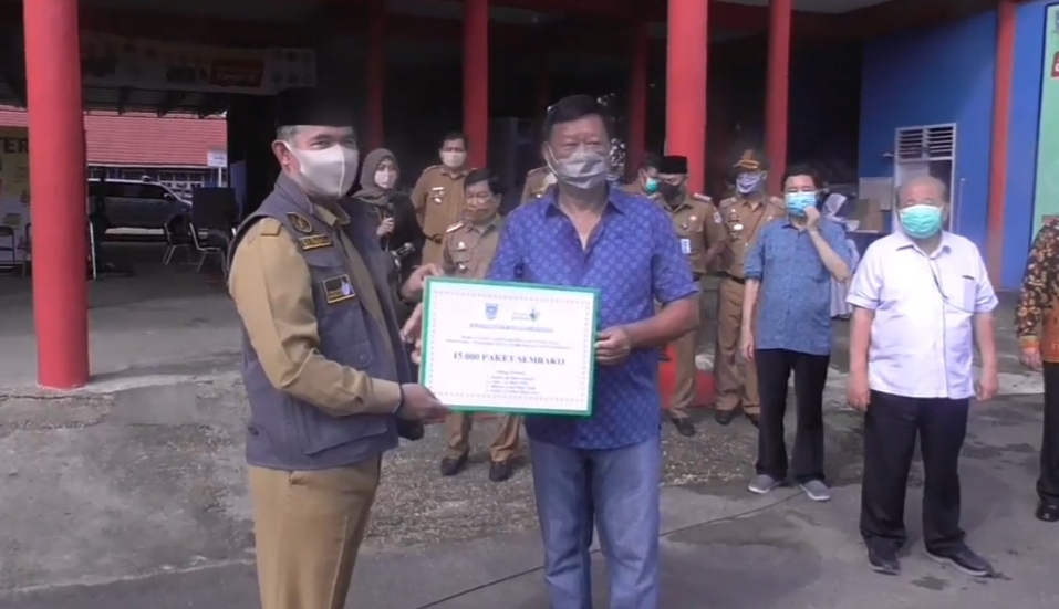 Pemkot Jambi Dan YKS Bagikan 25.000 Paket Sembako