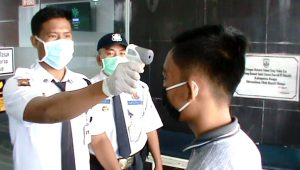 Petugas rumah sakit melakukan screening terhadap pengunjung Petugas rumah sakit melakukan screening terhadap pengunjung