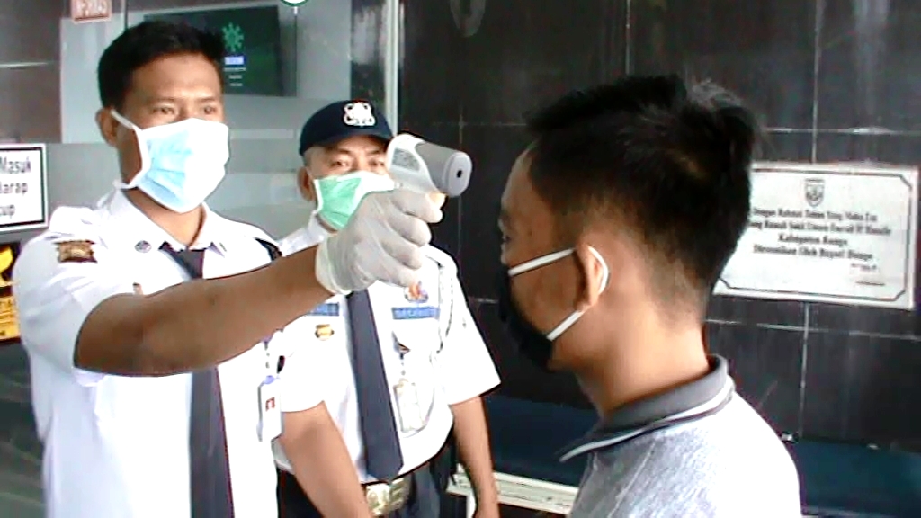 Petugas rumah sakit melakukan screening terhadap pengunjung