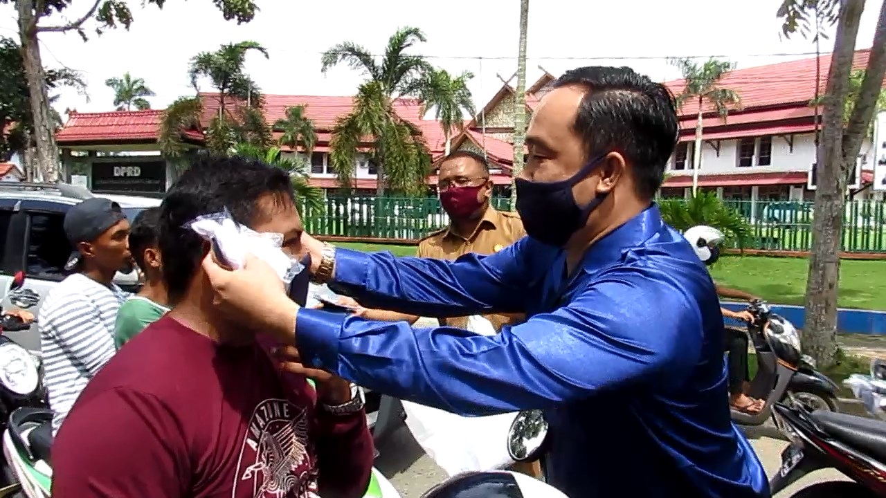 Fraksi Nasdem Peduli Covid-19, Bagikan Ratusan Masker Ke Masyarakat