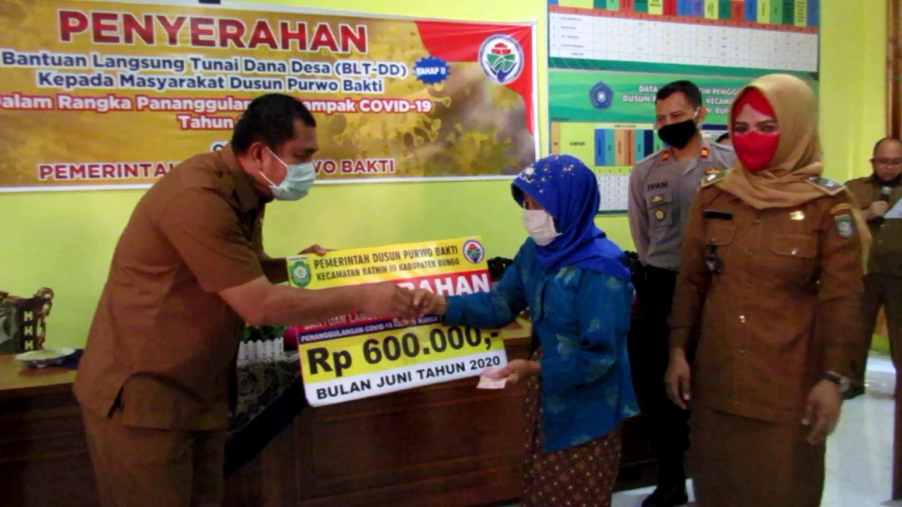 Penyerahan BLT, Bupati Pastikan Bantuan Tepat Sasaran